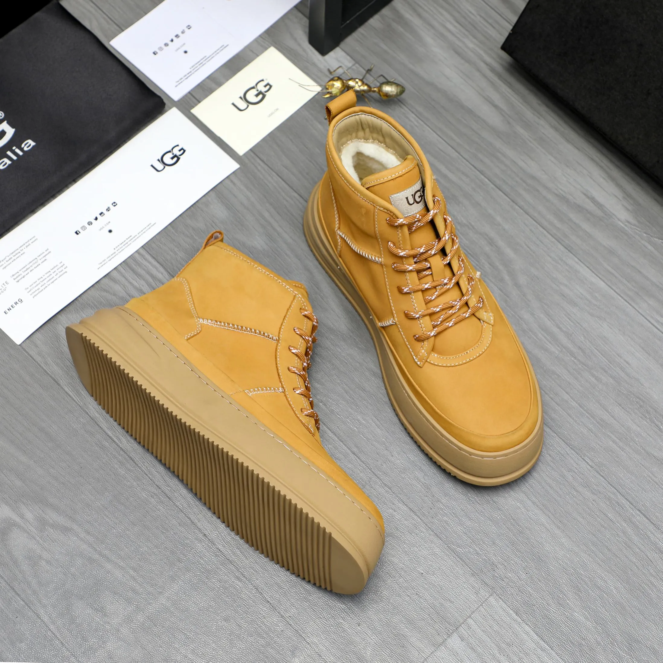 P620 Product trademark: "UGG" Gaobang men's shoes Regular size: 39-44 Product materials: Selected suede cowhide upper, wool lining, original outsole